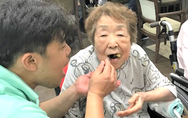 お年寄りの食事風景